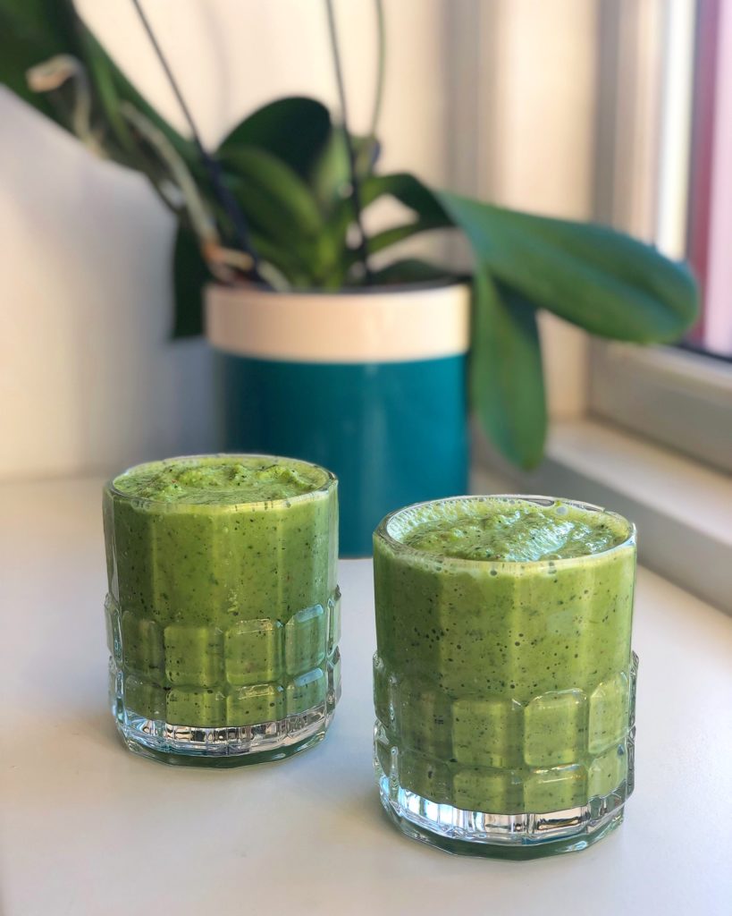 Grøn, sund smoothie til morgenmad 