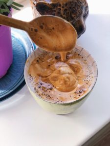 varm dalgona kaffe