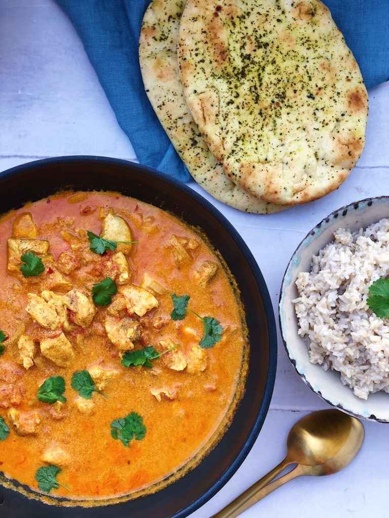 indisk butterchicken med ris og naanbrød