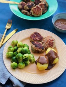 sundere frikadeller med brun sovs